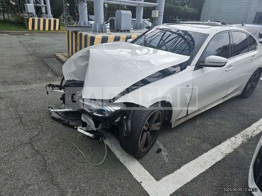 Photo 2 of 36: 2024 BMW 320i — Korean insurance auction
