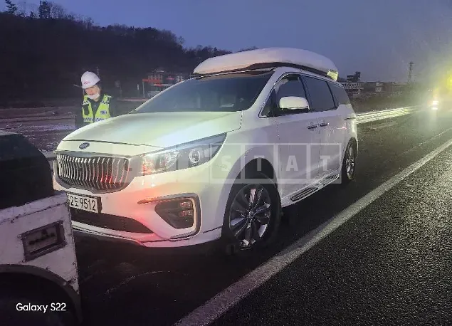 Photo 2 of 10: 2016 Kia Carnival High Limousine, VIN KNAMC81ABGS178856 — Korean insurance auction
