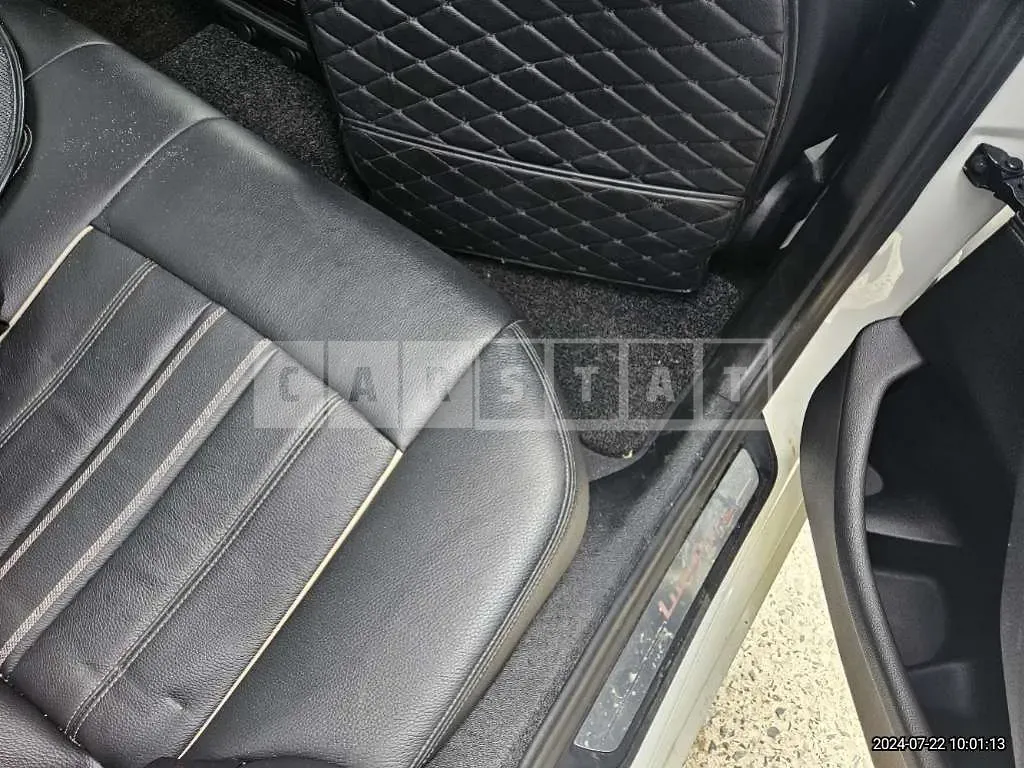 Photo 2 of 9: 2019 BMW 520i Luxury — Korean insurance auction
