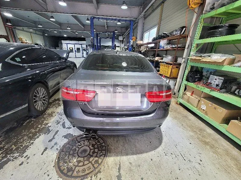 Photo 2 of 31: 2018 Jaguar XE 20d — Korean insurance auction
