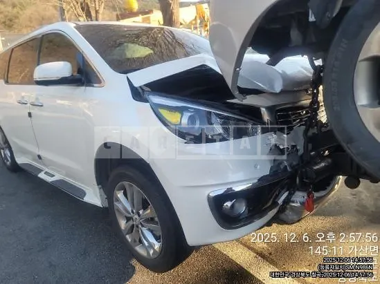 Photo 2 of 11: 2017 Kia Carnival, VIN KNAME81ABHS315609 — Korean insurance auction