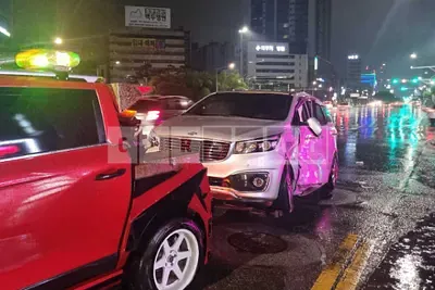 Photo 1 of 2: 2018 Kia Carnival Limousine, VIN KNAMB81ABJS348930 — Korean insurance auction