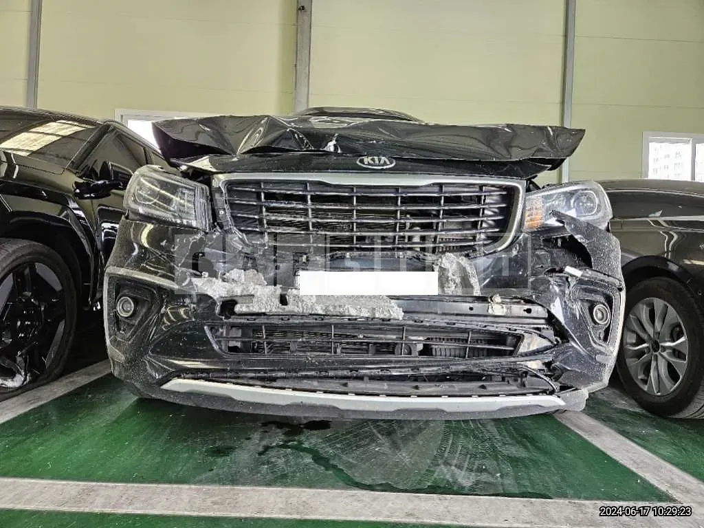 Photo 2 of 17: 2019 Kia Carnival — Korean insurance auction