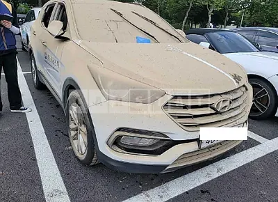 Photo 1 of 6: 2017 Hyundai Santa Fe, VIN KMHSW81UBHU723295 — Korean insurance auction