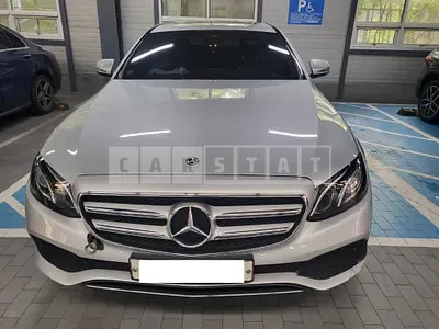 Photo 1 of 40: 2019 Mercedes-Benz E 300, VIN WDDZF4JB6KA518310 — Korean insurance auction