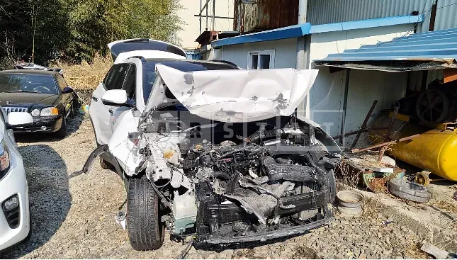 Photo 2 of 6: 2015 Hyundai Santa Fe, VIN KMHSW81UBFU481955 — Korean insurance auction