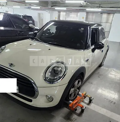 Photo 1 of 10: 2016 MINI Cooper D Five-Door, VIN WMWXT3107G2C96770 — Korean insurance auction