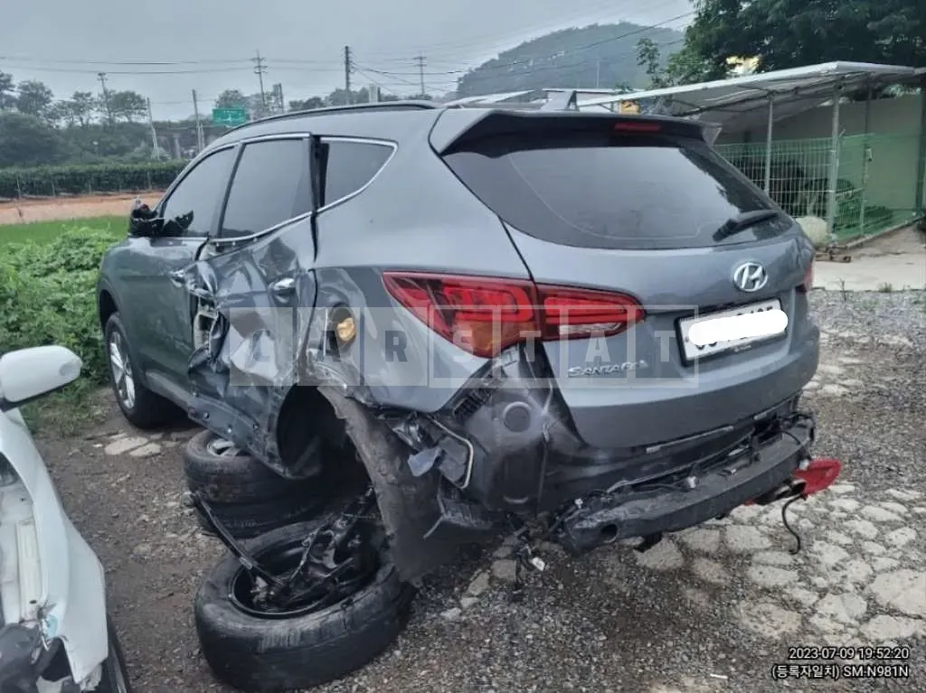Photo 2 of 7: 2018 Hyundai Santa Fe, VIN KMHSW81UBJU830381 — Korean insurance auction