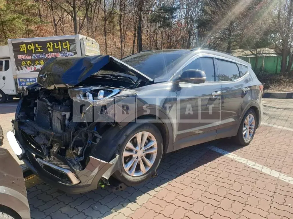 Photo 2 of 6: 2018 Hyundai Santa Fe, VIN KMHSW81UBJU843722 — Korean insurance auction