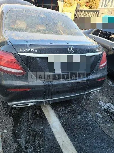 Photo 2 of 13: 2018 Mercedes-Benz E220 d 4Matic, VIN WDDZF0FB0JA462252 — Korean insurance auction
