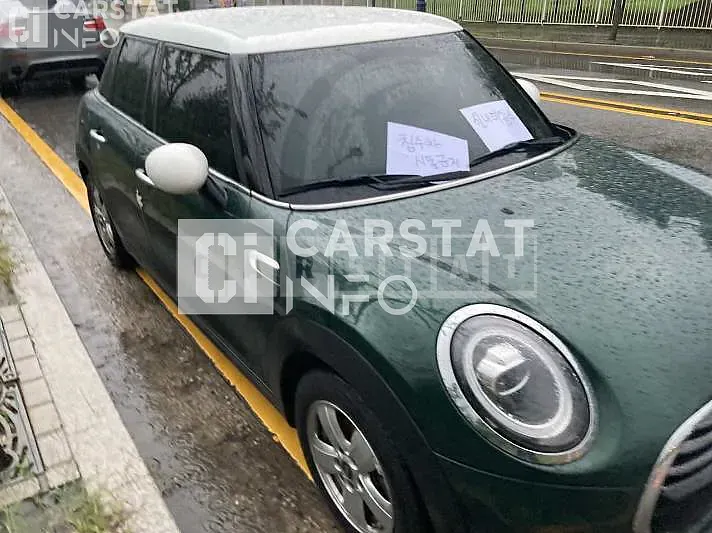 Photo 2 of 16: 2018 MINI 침mini Cooper Five-Door — Korean insurance auction
