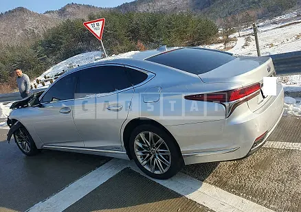 Photo 2 of 10: 2018 Lexus LS500h AWD, VIN JTHCYLFF4J5000668 — Korean insurance auction