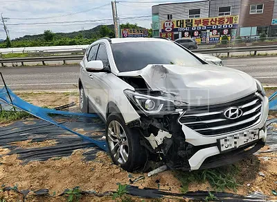 Photo 1 of 33: 2016 Hyundai Santa Fe, VIN KMHSW81UBGU671999 — Korean insurance auction