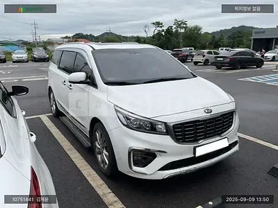 Photo 1 of 11: 2019 Kia Carnival Limousine, VIN KNAME81ABKS562529 — Korean insurance auction