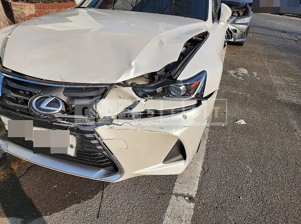 Photo 2 of 11: 2017 Lexus IS200T, VIN JTHBA5D26H5056908 — Korean insurance auction