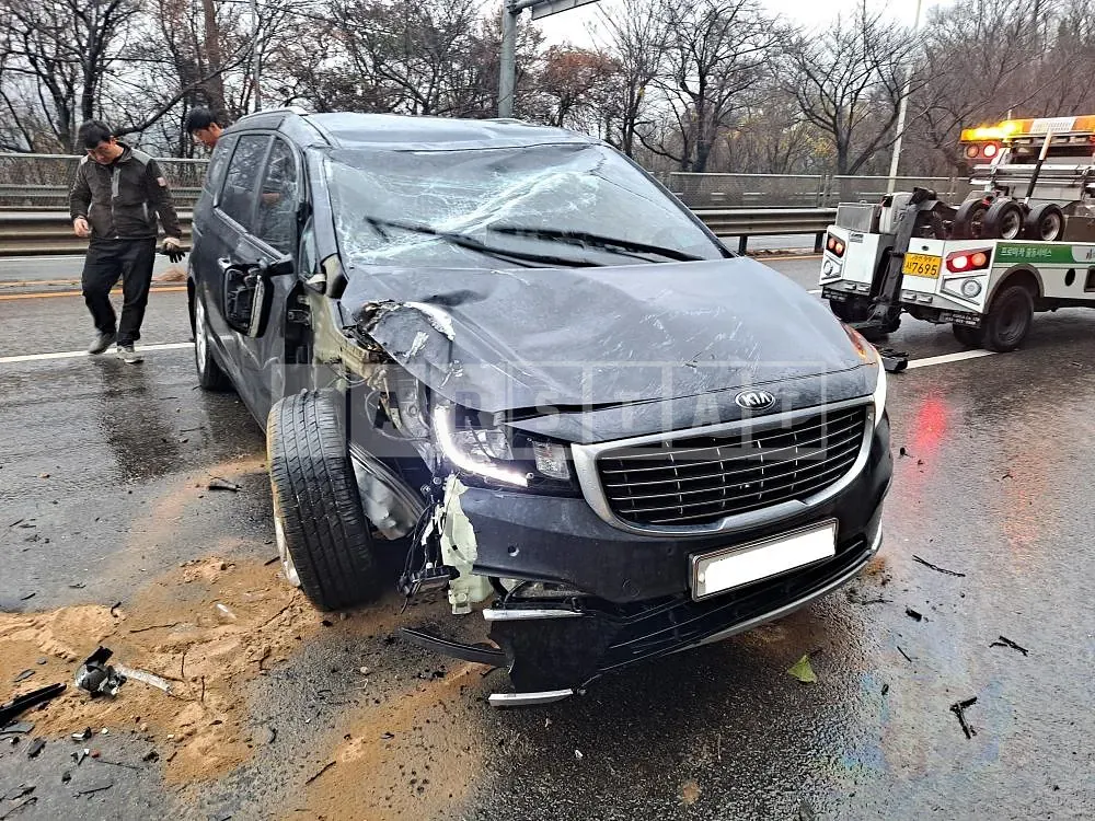Photo 2 of 13: 2015 Kia Carnival, VIN KNAMC81ABGS088804 — Korean insurance auction