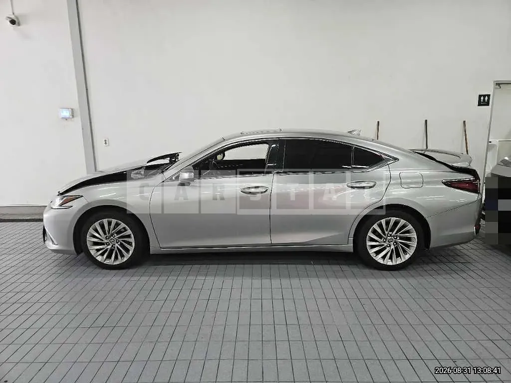 Photo 2 of 9: 2022 Lexus ES300h — Korean insurance auction
