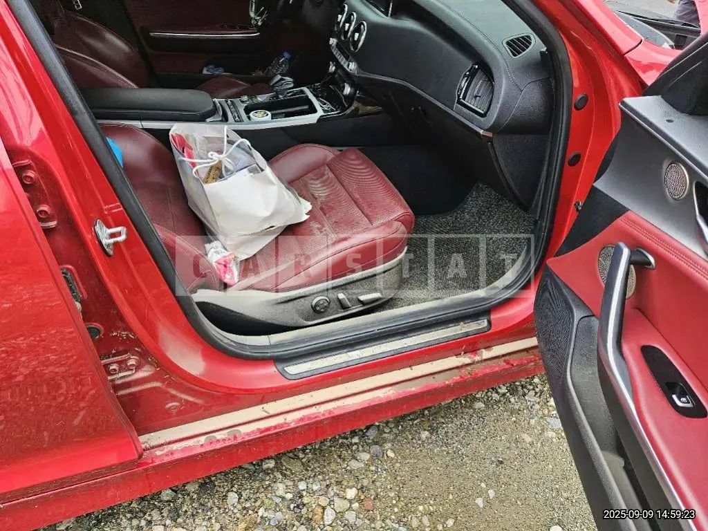 Photo 2 of 35: 2017 Kia Stinger 3.3 — Korean insurance auction