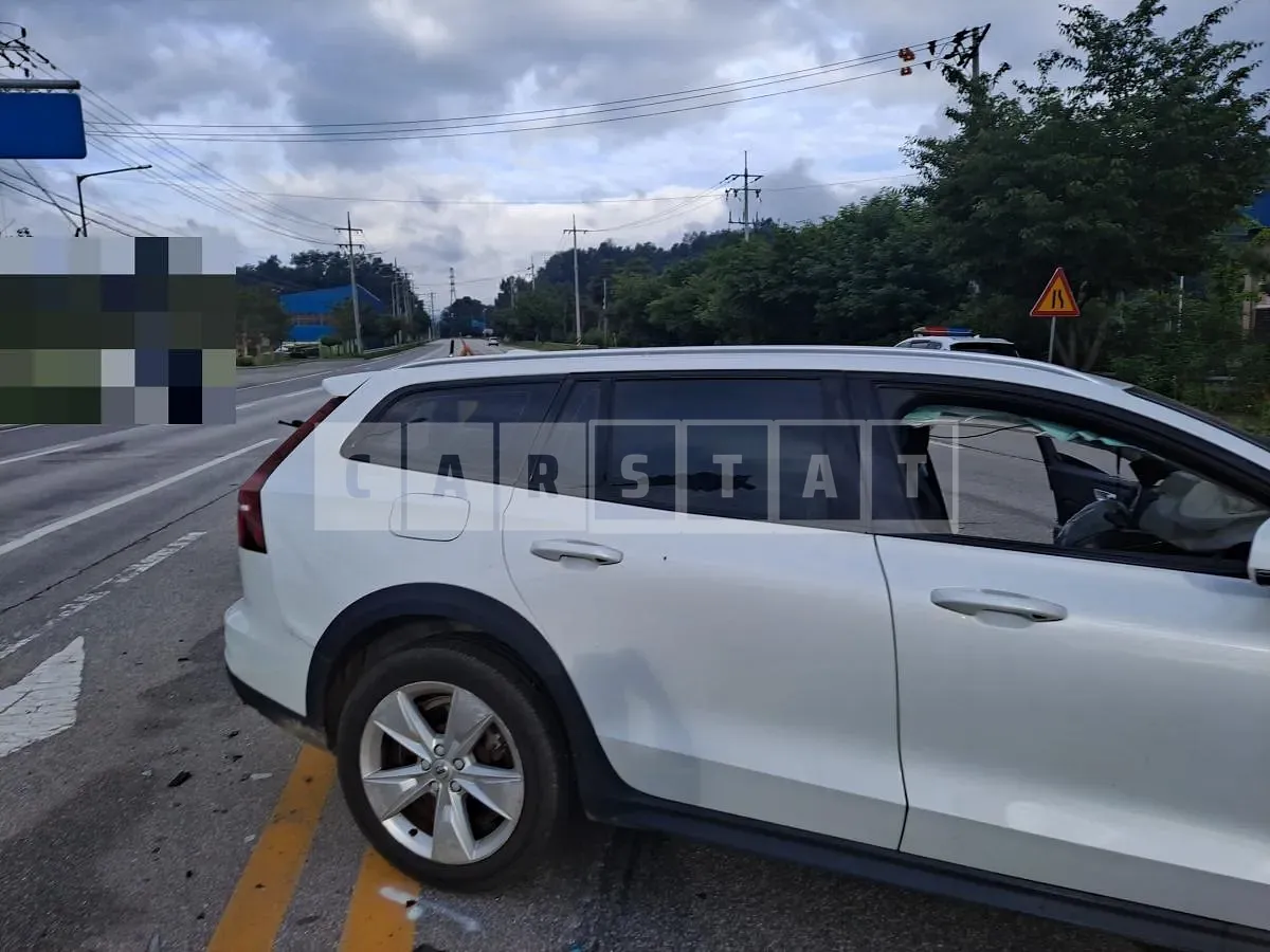 Photo 2 of 14: 2019 Volvo V60CCT5 AWD — Korean insurance auction
