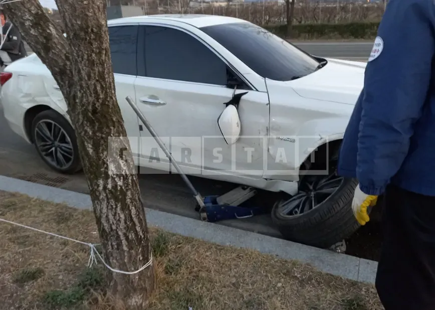 Photo 2 of 16: 2016 Infiniti Q50S Hybrid, VIN JNKAV71E6GM580526 — Korean insurance auction