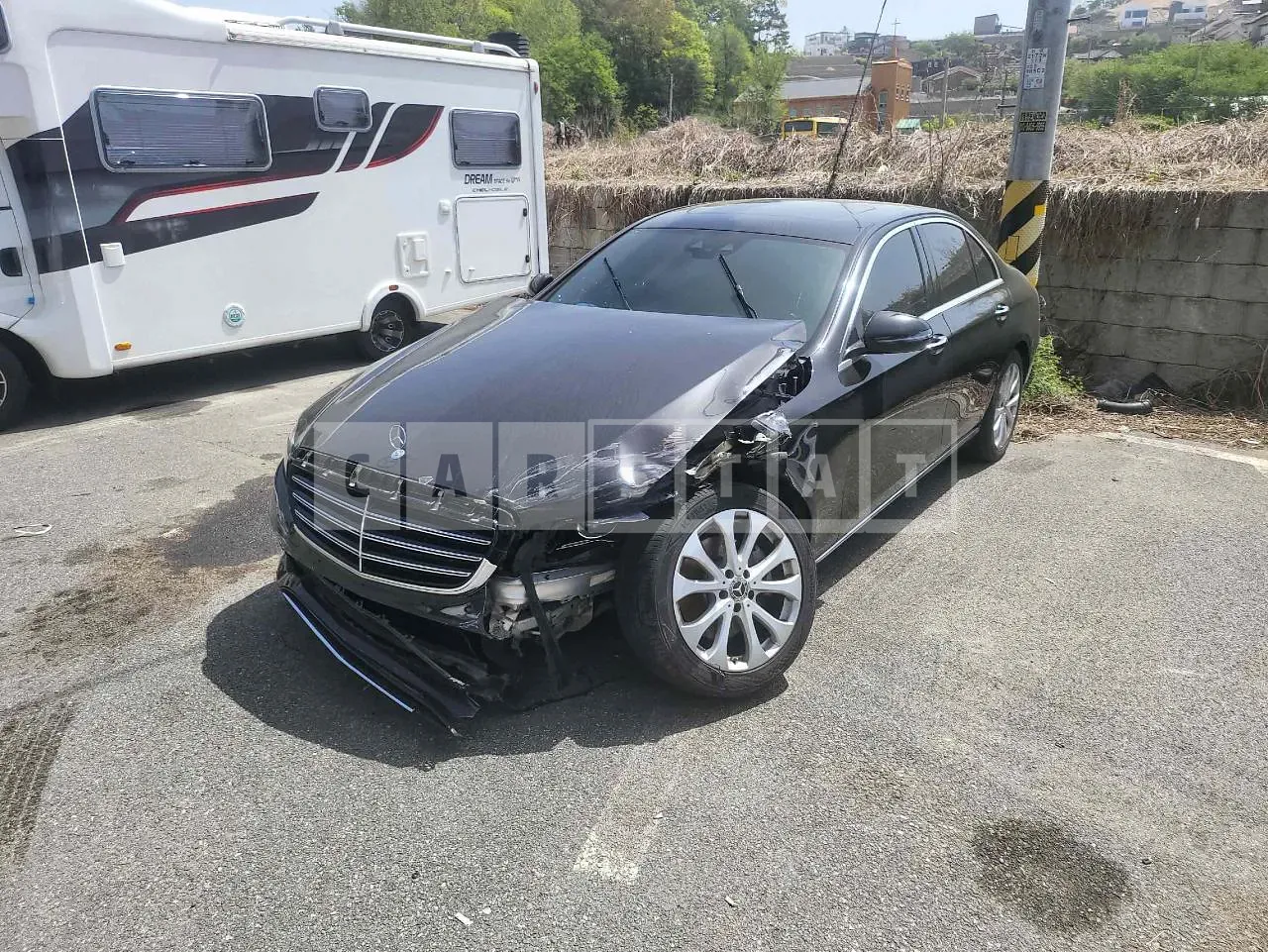 Photo 2 of 17: 2018 Mercedes-Benz E220d 4Matic, VIN WDDZF0FB3JA375879 — Korean insurance auction