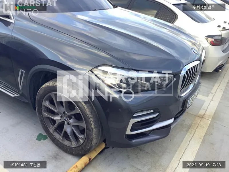 Photo 2 of 12: 2020 BMW X5 xDrive 30d, VIN WBAJU8108M9D94788 — Korean insurance auction