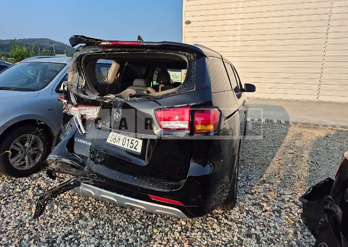 Photo 2 of 9: 2017 Kia Carnival — Korean insurance auction