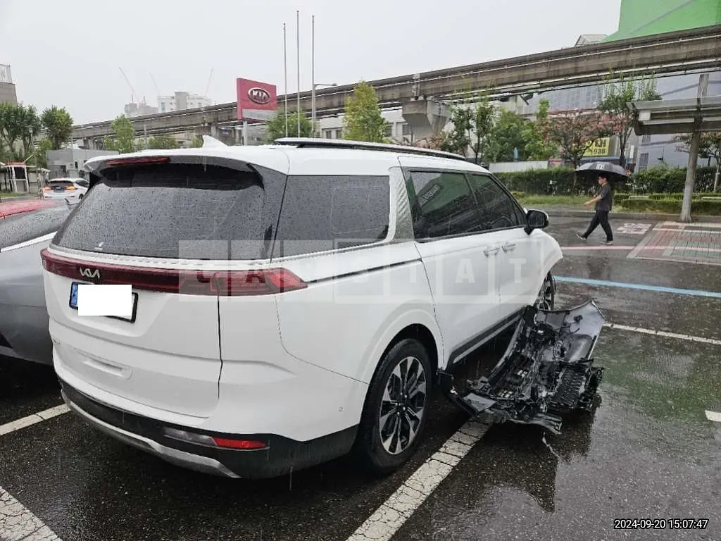 Photo 2 of 11: 2023 Kia Carnival — Korean insurance auction