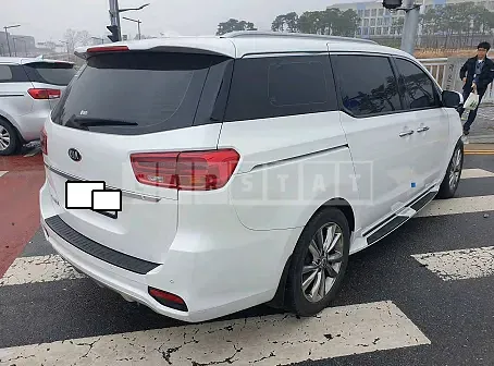Photo 2 of 10: 2019 Kia Carnival, VIN KNAME81ABKS556177 — Korean insurance auction