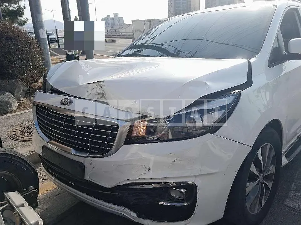 Photo 2 of 3: 2017 Kia Carnivals — Korean insurance auction