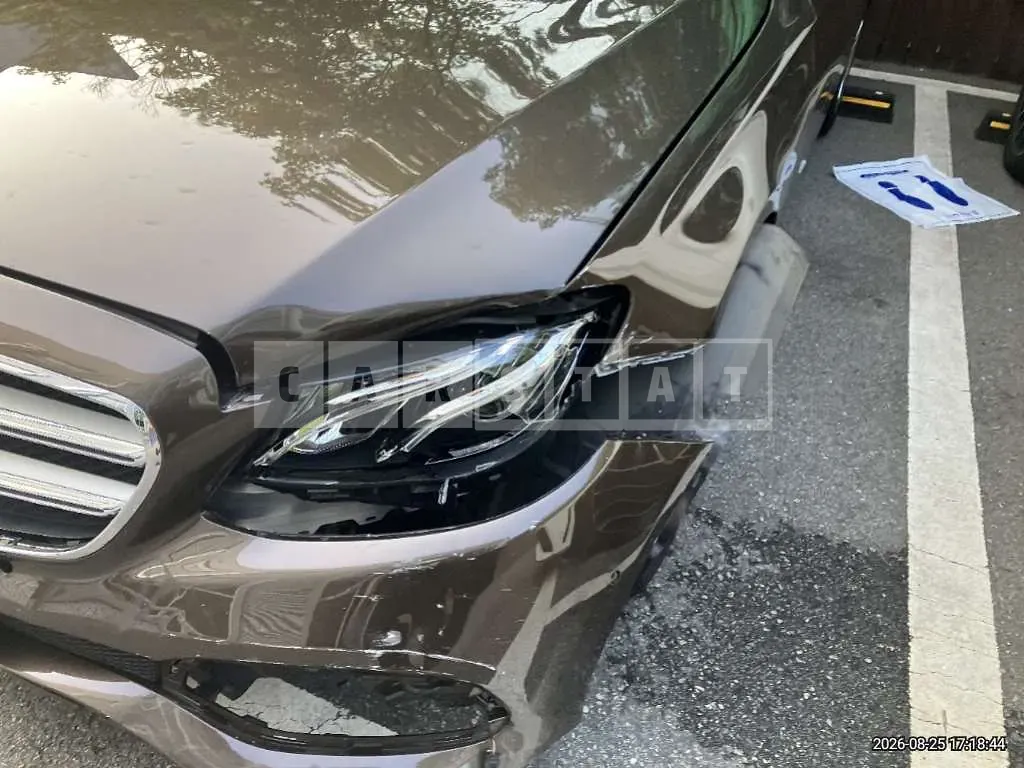 Photo 2 of 12: 2017 Mercedes-Benz E200 — Korean insurance auction