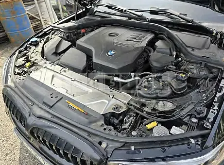 Photo 2 of 9: 2022 BMW 320i — Korean insurance auction