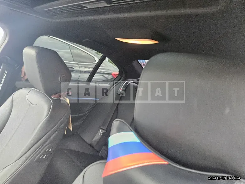 Photo 2 of 13: 2018 BMW 320i — Korean insurance auction