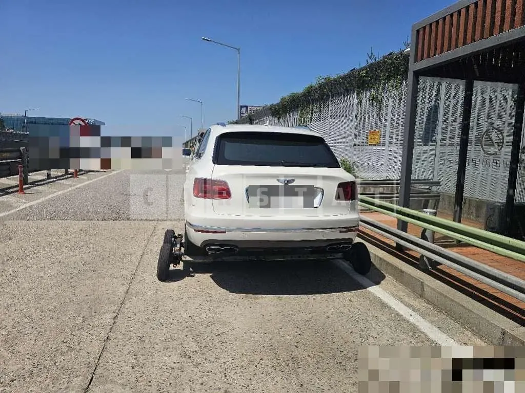 Photo 2 of 14: 2020 Bentley Bentayga V8 — Korean insurance auction