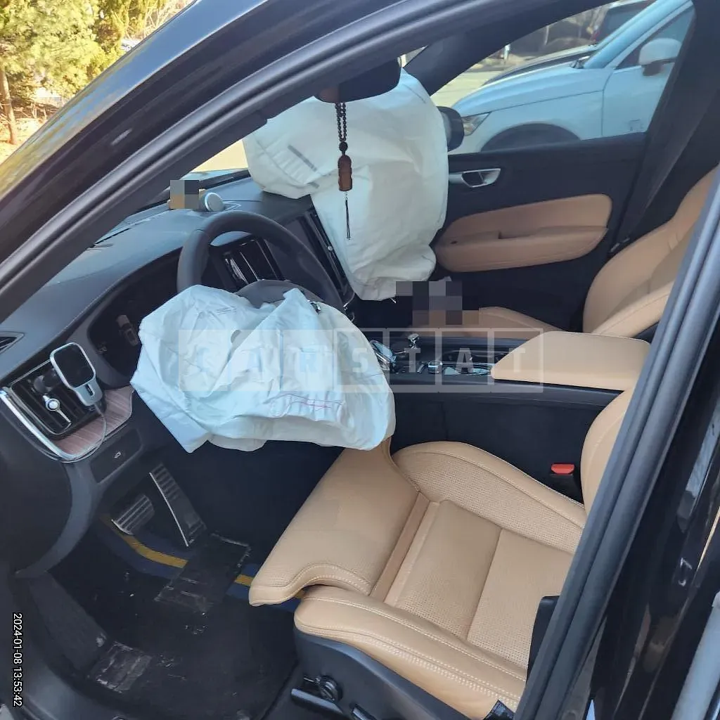Photo 2 of 15: 2023 Volvo XC60B6 AWD, VIN LYVUZ0624RB795084 — Korean insurance auction