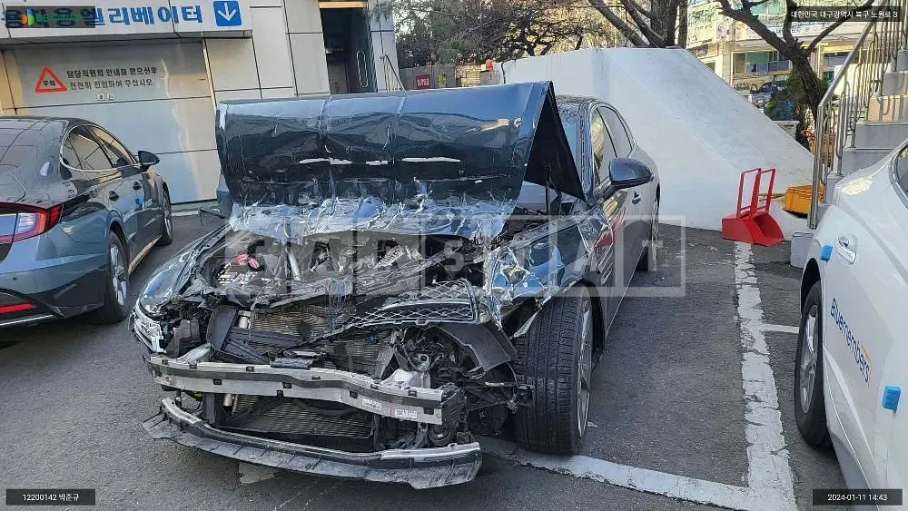 Photo 2 of 17: 2020 Genesis G80, VIN KMTGB41CDMU028249 — Korean insurance auction