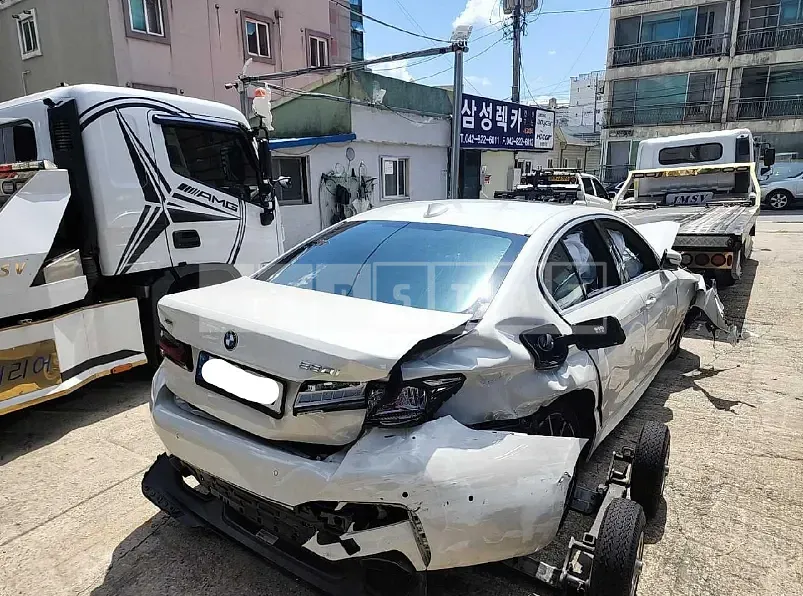 Photo 2 of 17: 2022 BMW 530i xDrive, VIN WBA31BJ00NCK14364 — Korean insurance auction