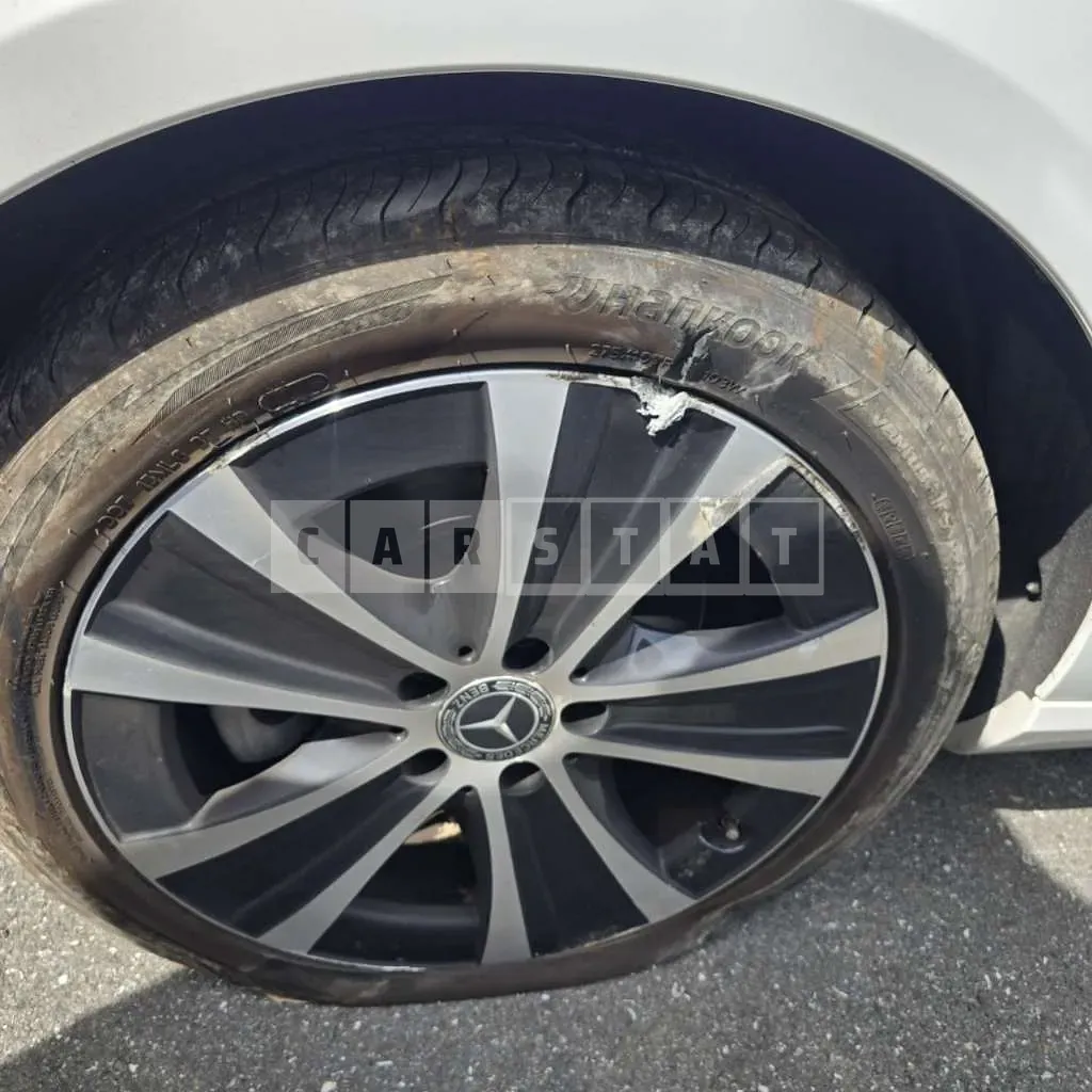 Photo 2 of 11: 2019 Mercedes-Benz E 300 e — Korean insurance auction