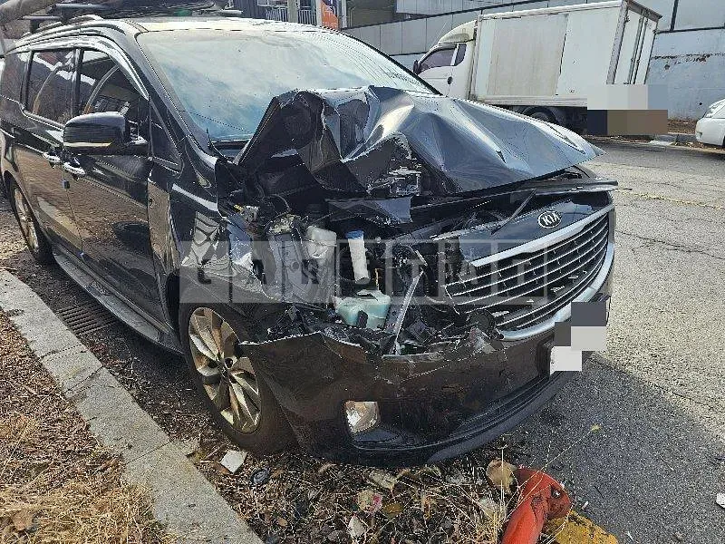 Photo 2 of 9: 2015 Kia Carnivals, VIN KNHMF37ABGS101504 — Korean insurance auction