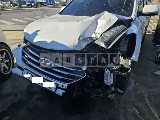 Photo 2 of 6: 2017 Hyundai Santa Fe, VIN KMHSW81UBHU722603 — Korean insurance auction