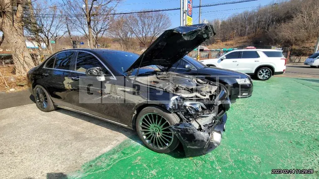 Photo 2 of 29: 2017 Mercedes-Benz E220d, VIN WDDZF0EB1HA031690 — Korean insurance auction