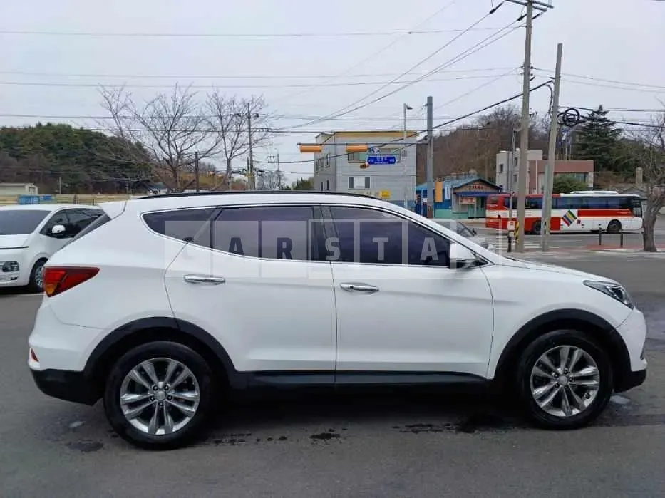 Photo 2 of 8: 2016 Hyundai Santa Fe, VIN KMHSW81UDGU662237 — Korean insurance auction