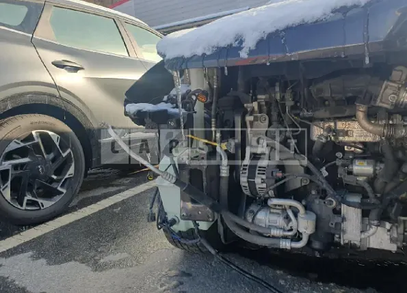 Photo 2 of 6: 2017 Hyundai Santa Fe, VIN KMHSW81UBHU712134 — Korean insurance auction