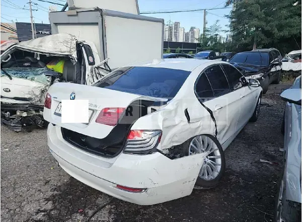 Photo 2 of 13: 2016 BMW 528i — Korean insurance auction