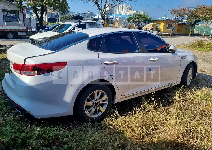 Photo 2 of 16: 2017 Kia K5, VIN KNAGS411BHA160027 — Korean insurance auction