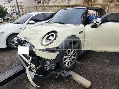Photo 1 of 2: 2019 MINI Cooper D, VIN WMWXY3101KTF76978 — Korean insurance auction