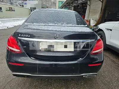Photo 1 of 9: 2016 Mercedes-Benz The New E 220 d Exclusive, VIN WDDZF0EBXHA132386 — Korean insurance auction