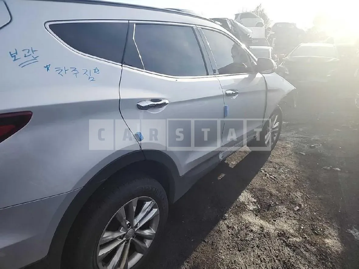 Photo 2 of 61: 2017 Hyundai Santa Fe, VIN KMHSW81UDHU736172 — Korean insurance auction