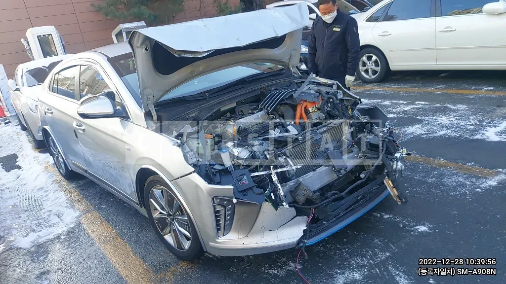 Photo 2 of 4: 2016 Hyundai Modern Ionic, VIN KMHC051CGGU003931 — Korean insurance auction