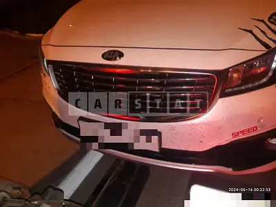 Photo 1 of 8: 2017 Kia Carnivals — Korean insurance auction